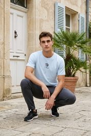 The Wuff® Studios – Essential Crest Tee aus feinem Jersey