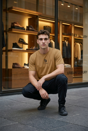 The Wuff® Studios – Essential Crest Tee aus feinem Jersey